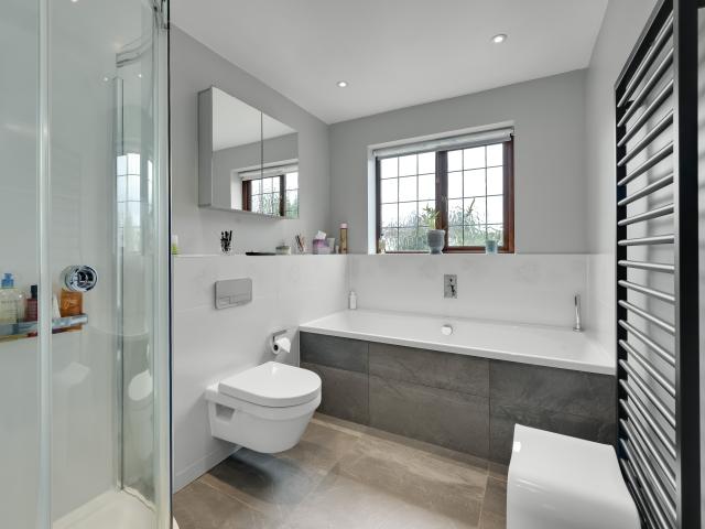 5 bedroom property to let in Sidney Road, Walton on Thames, Surrey, KT12 £5,250 pcm