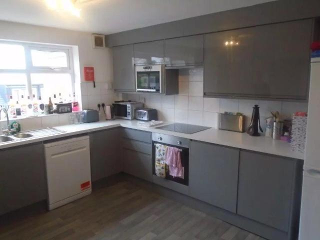5 bedroom property to let in 109B Hubert Road £560 pw