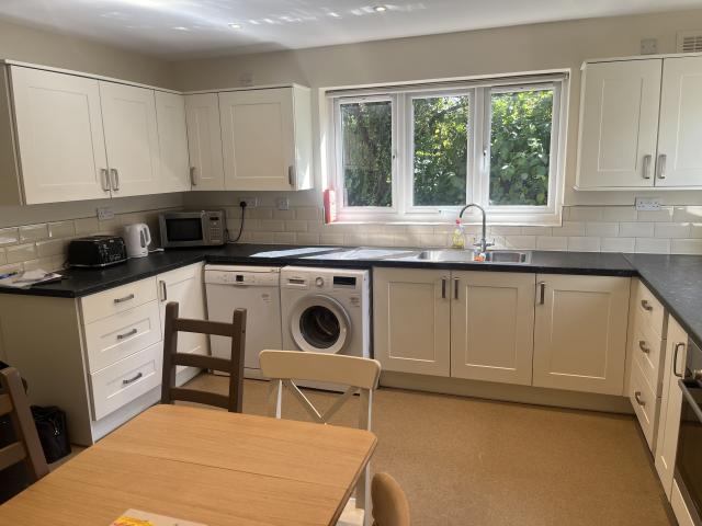 5 bedroom property to let in 82A Raddlebarn Road £560 pw