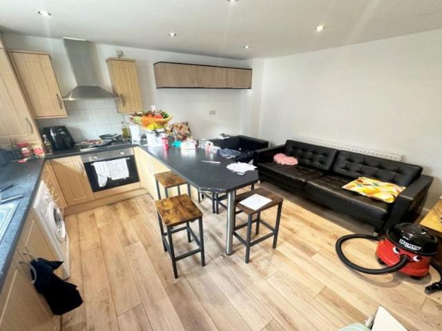 5 bedroom Property To Let