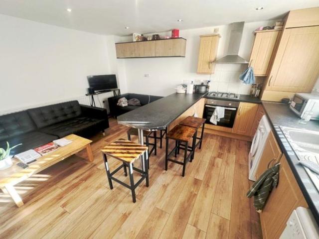 5 bedroom Property To Let