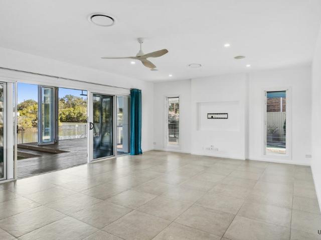 5 BEDROOM WATERFRONT OASIS GRANNY FLAT PRIVATE PONTOON POOL