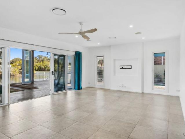 5 BEDROOM WATERFRONT OASIS GRANNY FLAT PRIVATE PONTOON POOL
