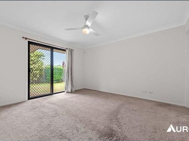5 BEDROOM WITH DUCTED AIR CONDITIONING !