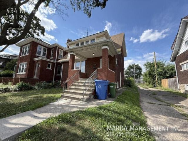5 bedroom, Windsor ON N9A 6A2 105266854