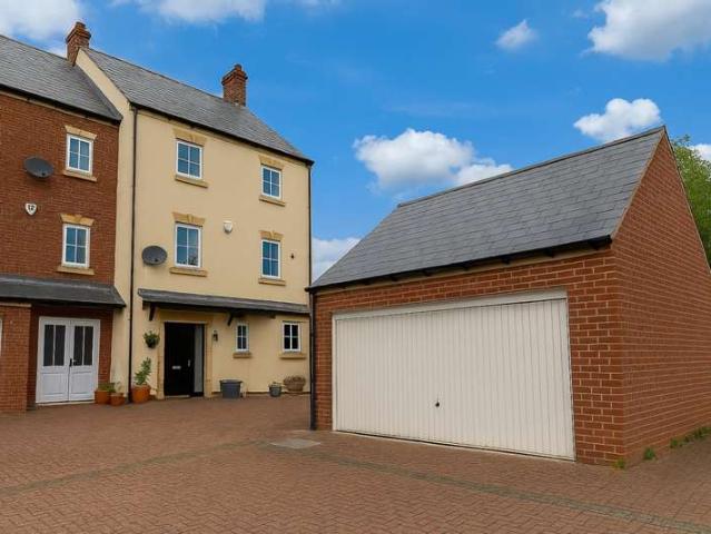 5 Bedroom Town House