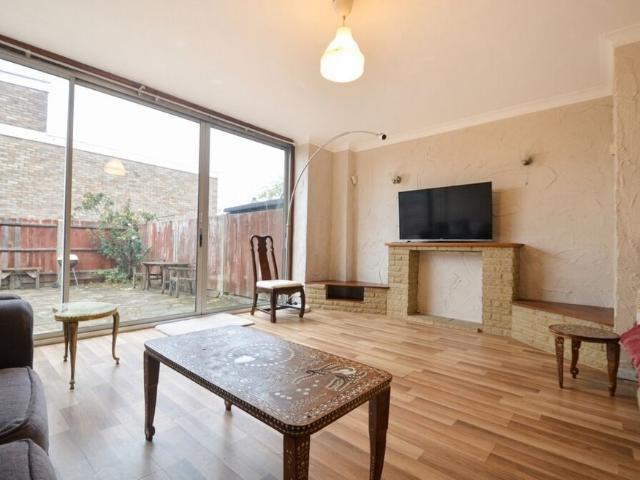 5 bedroom Town house to rent