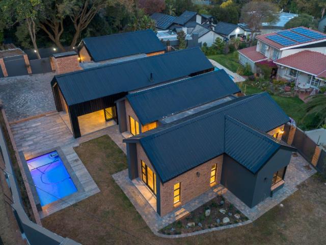 5 Bedroom Townhouse For Sale in Atholl