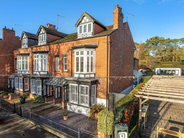 5 bedroom end of terrace house for sale