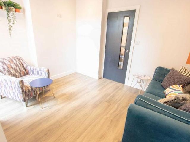 5 bedroom townhouse to rent