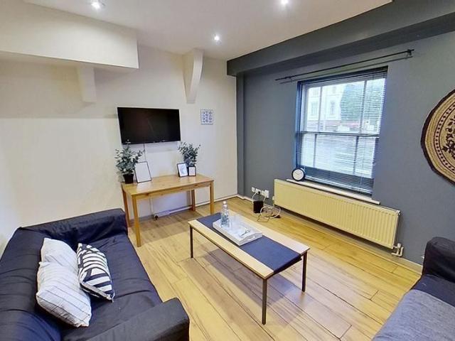 5 bedroom townhouse to rent