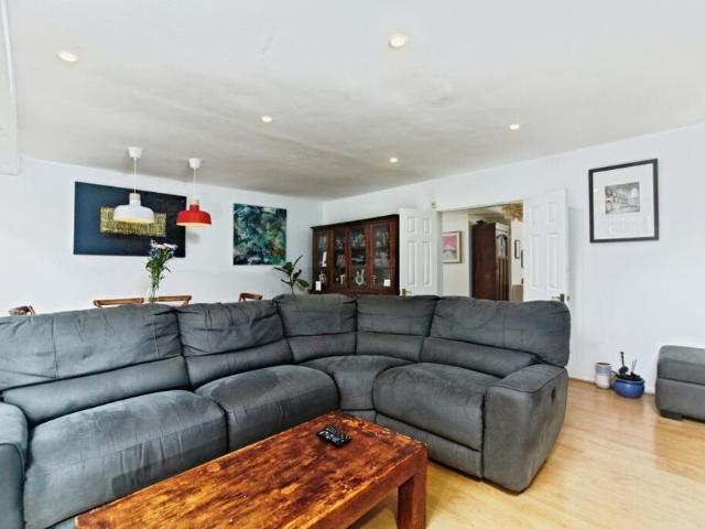 5 bedroom townhouse to rent