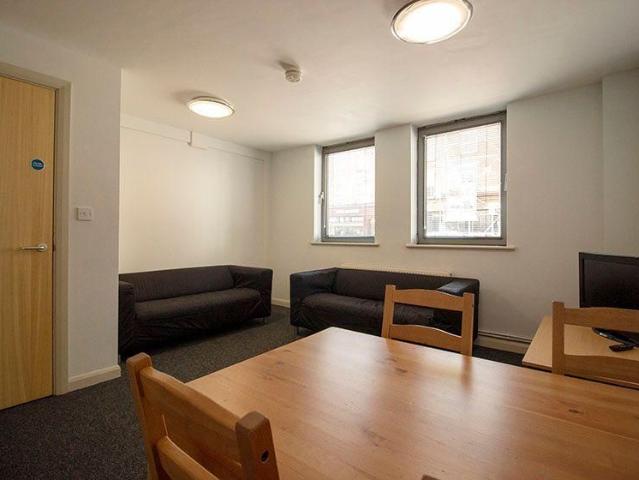 5 bedroom townhouse to rent