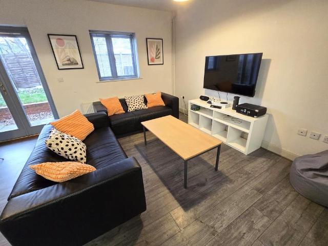 5 bedroom townhouse to rent