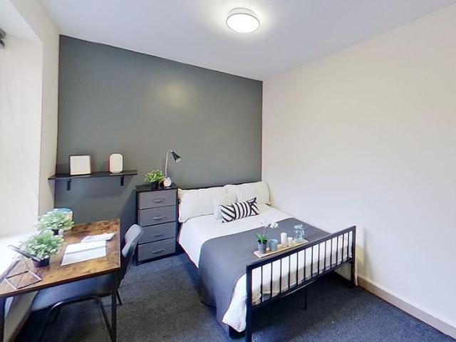 5 bedroom townhouse to rent