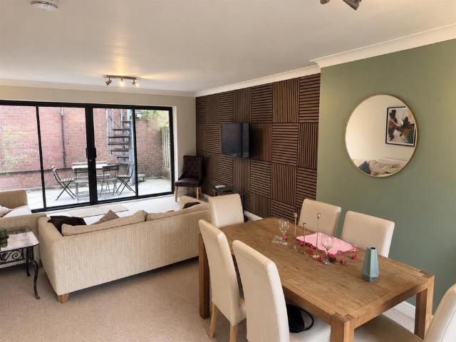 5 bedroom townhouse to rent