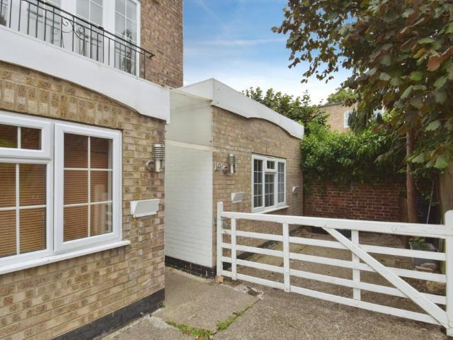 5 bedroom townhouse to rent
