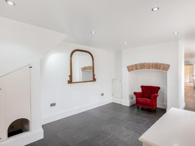 5 bedroom townhouse to rent