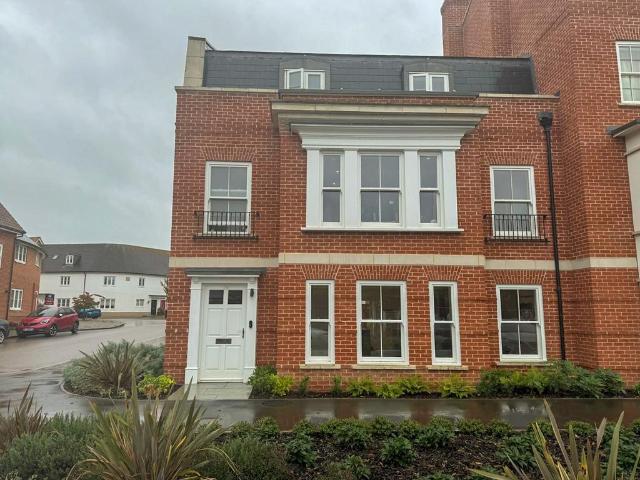 5 bedroom townhouse to rent