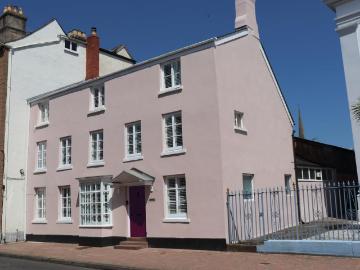 5 bedroom townhouse to rent