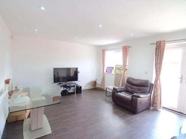 5 bedroom townhouse to rent