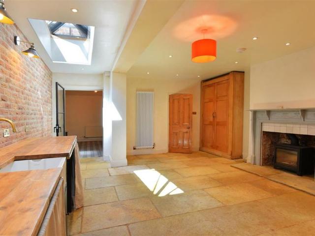 5 bedroom townhouse to rent