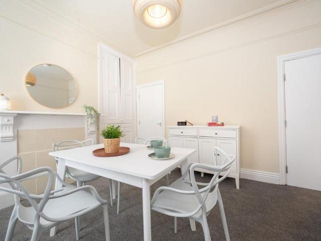 5 bedroom townhouse to rent