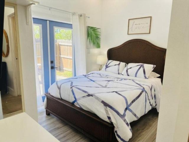 5 bedroom, Tampa FL 33611 LS105735281