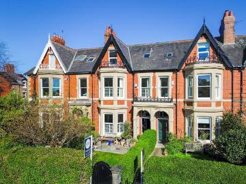 5 bedroom terraced house for sale