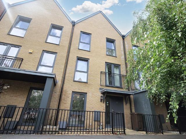 5 bedroom terraced house for sale