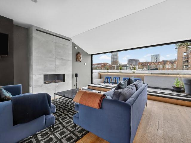 5 bedroom terraced house for sale
