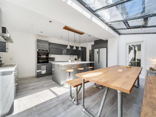 5 bedroom terraced house for sale