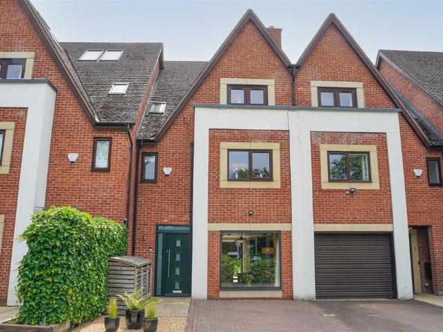 5 bedroom terraced house for sale
