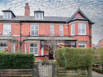 5 bedroom terraced house for sale
