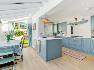 5 bedroom terraced house for sale