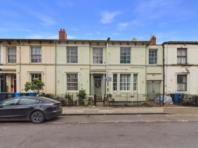 5 bedroom terraced house for sale