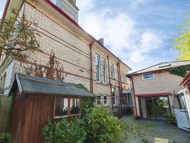 5 bedroom terraced house for sale