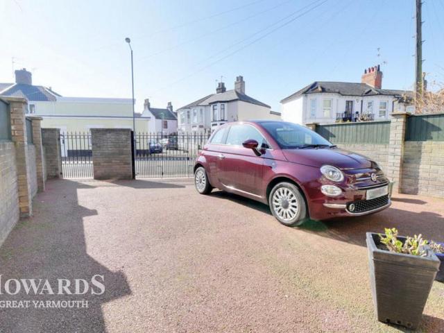 5 bedroom terraced house for sale