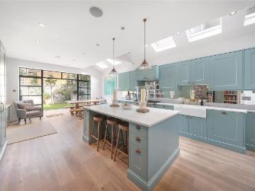5 bedroom terraced house for sale