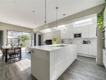 5 bedroom terraced house for sale