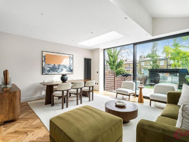 5 bedroom terraced house for sale