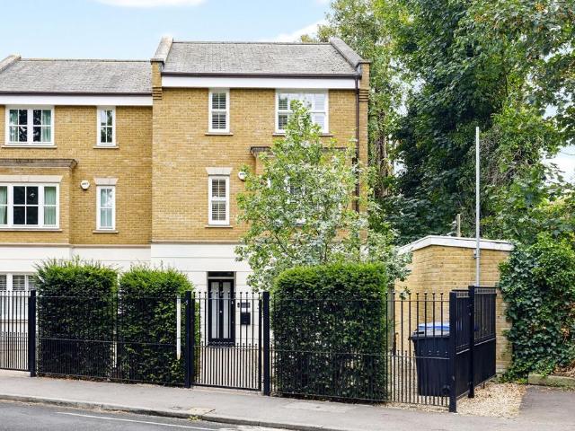 5 bedroom terraced house for sale