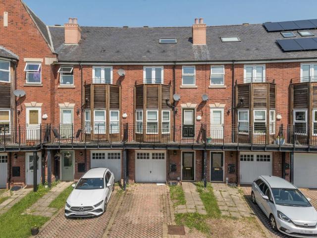5 bedroom terraced house for sale