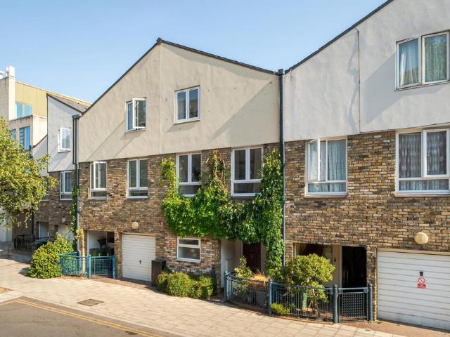 5 bedroom terraced house for sale