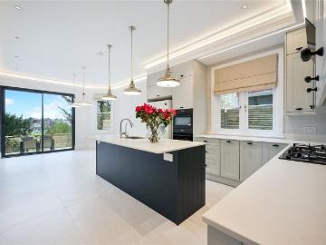 5 bedroom terraced house for sale