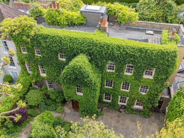 5 bedroom terraced house for sale