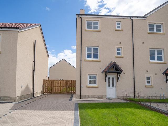 5 bedroom terraced house for sale