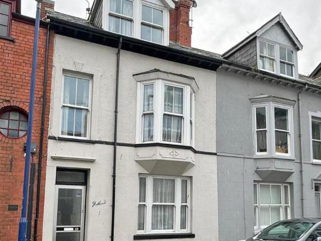 6 bedroom terraced house for sale