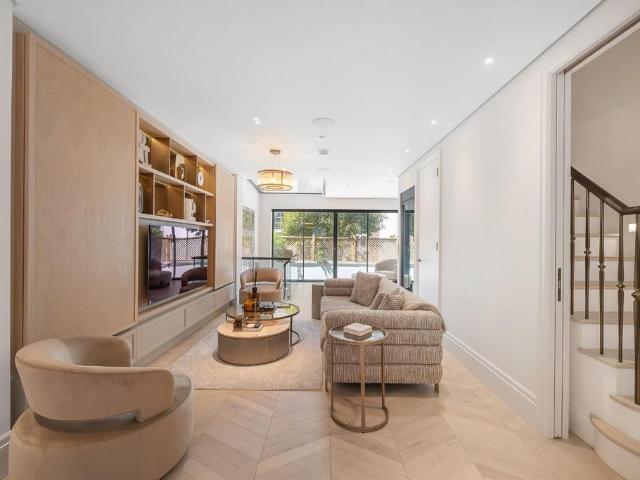 5 bedroom terraced house for sale