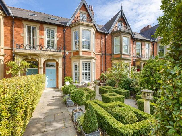 5 bedroom terraced house for sale